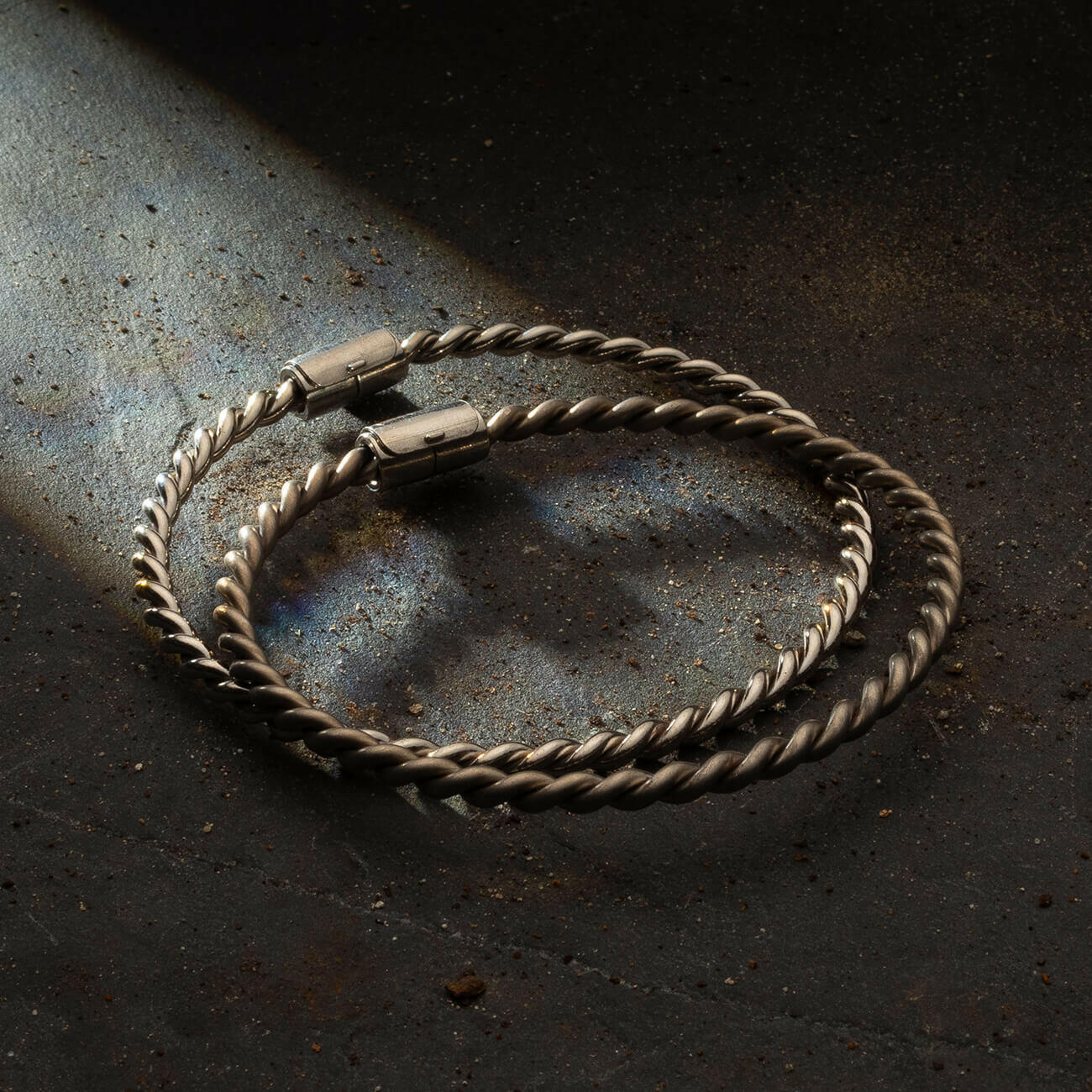 Miedziana bransoletka tensorowa w kolorze srebrnym - Zaginiony.