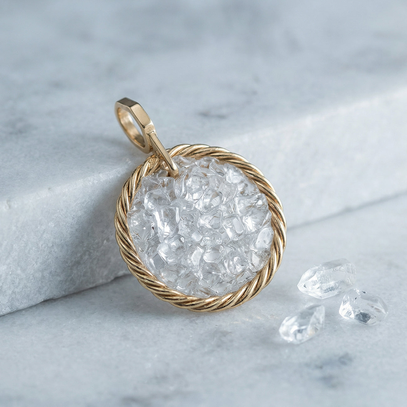 Amulette Tenseur en Cuivre avec Cristal de Roche – Plaqué Or