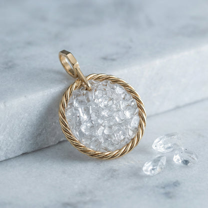 Amulette Tenseur en Cuivre avec Cristal de Roche – Plaqué Or