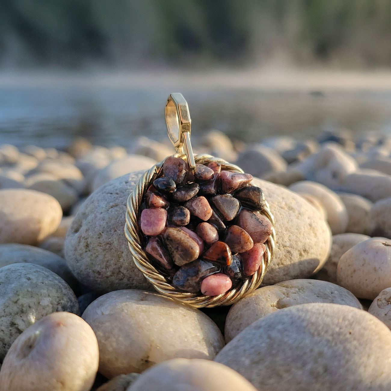 Miedziany Amulet Tensorowy z Rodonitem – Pozłacany