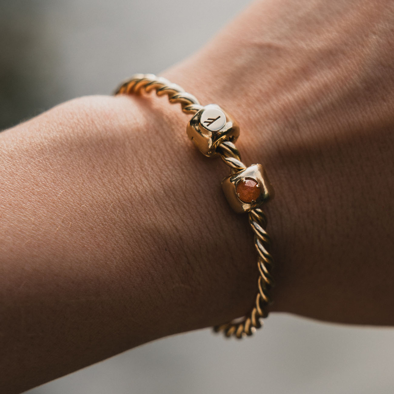 Charm avec pierre de soleil doré – Confiance en soi, joie et volonté – argent 925