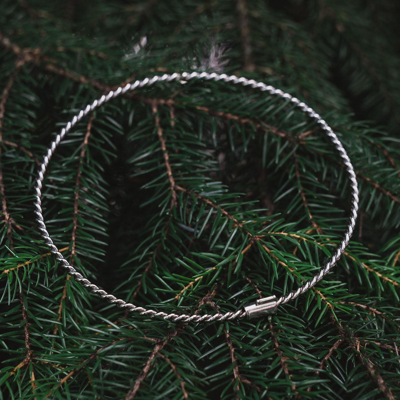 Srebrny naszyjnik tensorowy pokryty platyną - Kubit Królewski (144 MHz)