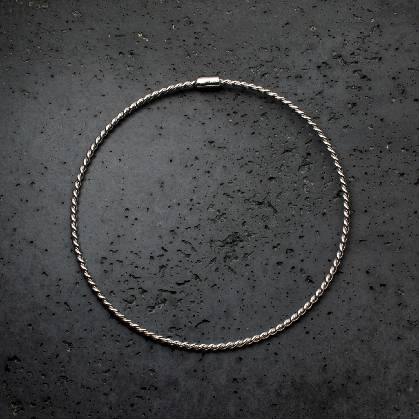 Srebrny naszyjnik tensorowy pokryty platyną - Kubit Królewski (144 MHz)