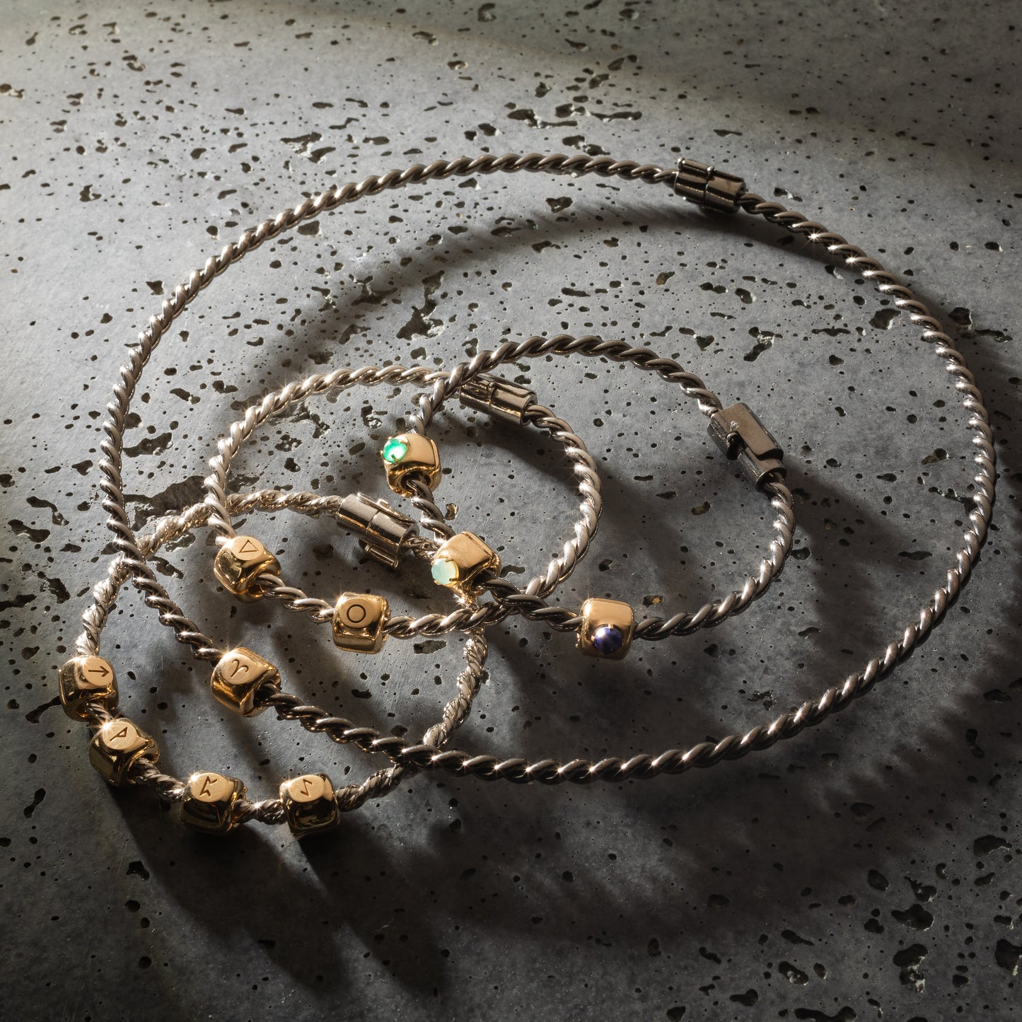 Srebrny naszyjnik tensorowy pokryty platyną - Kubit Królewski (144 MHz)