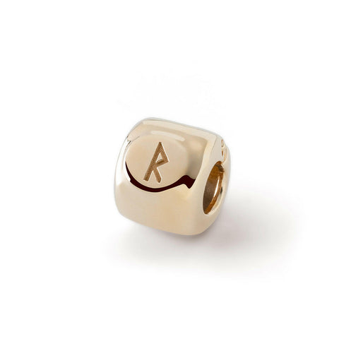 Charm avec la rune Raido (ᚱ) Plaqué or - amulette de voyage et de changement - Laiton